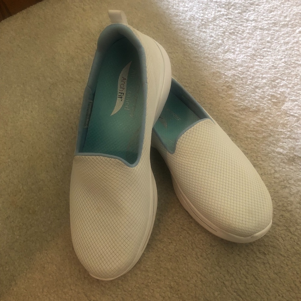 Skechers Air Flo- slip on Tennis shoes